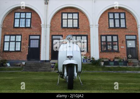 Italienische Innocenti Lambretta SX150 Motorroller, fotografiert am Worthing Meer, der Pier, der Dom, Fischerboot Stockfoto