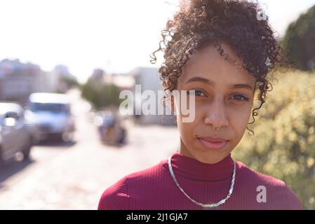 Junge schwarze Frau Porträt im Freien im städtischen Hintergrund Stockfoto