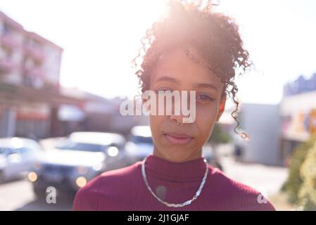 Junge schwarze Frau Porträt im Freien im städtischen Hintergrund Stockfoto