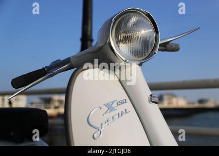 Italienische Innocenti Lambretta SX150 Motorroller, fotografiert am Worthing Meer, der Pier, der Dom, Fischerboot Stockfoto