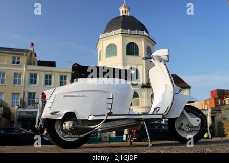 Italienische Innocenti Lambretta SX150 Motorroller, fotografiert am Worthing Meer, der Pier, der Dom, Fischerboot Stockfoto