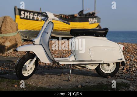 Italienische Innocenti Lambretta SX150 Motorroller, fotografiert am Worthing Meer, der Pier, der Dom, Fischerboot Stockfoto