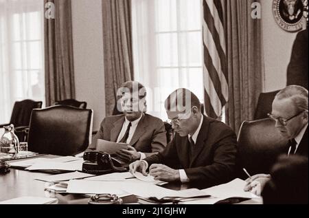 Vintage-Foto von John F. Kennedy beim Treffen des Exekutivkomitees des Nationalen Sicherheitsrats (EXCOMM). Washington D.C., USA. 29. Oktober 1962 Bitte cre Stockfoto