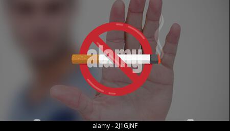 Digitales zusammengesetztes Bild eines Rauchverbots über der Handfläche des kaukasischen Mannes Stockfoto