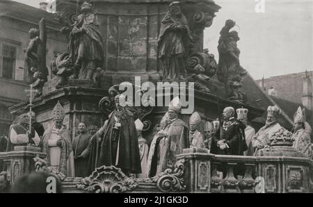 Archivfoto von Kaiser Karl I. von Österreich, nimmt den Treueeid als König Karl IV. Von Ungarn auf dem Platz vor der Mathias Churc ab Stockfoto