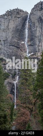 Yosemite Falls, oberes und unteres vertikales Panorama im Winter, Yosemite National Park. Stockfoto