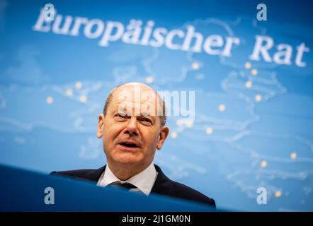 Brüssel, Belgien. 25. März 2022. 25. März 2022, Belgien, Brüssel: Bundeskanzler Olaf Scholz (SPD) nimmt an der Abschlusspressekonferenz nach dem EU-Gipfel Teil. Am Ende der Beratungen des Rates der Europäischen Union hatten die Staats- und Regierungschefs der EU unter anderem über die hohen Energiepreise diskutiert. Foto: Michael Kappeler/dpa Quelle: dpa picture Alliance/Alamy Live News Stockfoto