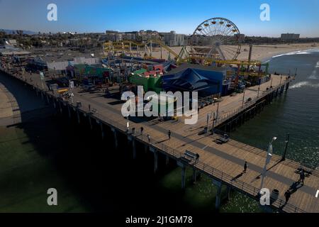 Eine Luftaufnahme eines sonnigen Tages am Santa Monica Pier und im Vergnügungspark in Los Angeles, USA Stockfoto