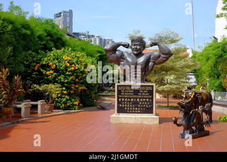 Melaka, Malaysia - 22. März 2016: Schöner Stadtpark mit der berühmten Skulptur Dr. Gan Boon Leong Statue. Reiseziele In Melaka Stockfoto