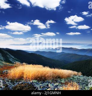 Wunderschöne Berglandschaft und wolkig bewölkter Himmel Stockfoto