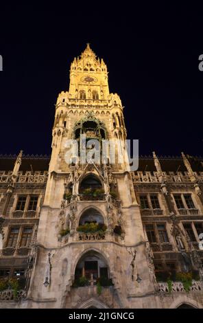 Rathaus mit hohem Glockenturm auf dem Marienplatz in München bei Nacht ohne Menschen Stockfoto