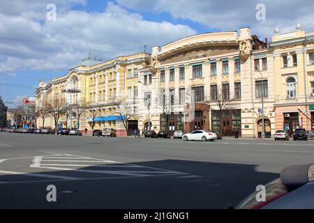 CHARKOW, UKRAINE - 21. APRIL 2011: Dies ist ein historischer Teil der Stadt mit Häusern aus der zweiten Hälfte des 19.. Jahrhunderts. Stockfoto