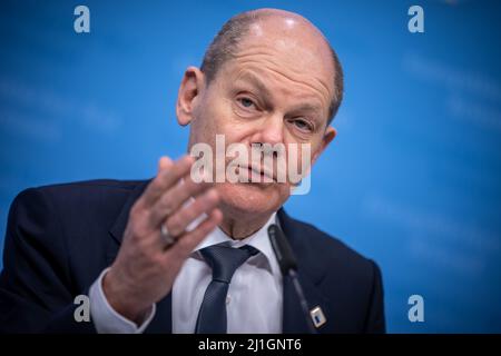 Brüssel, Belgien. 25. März 2022. 25. März 2022, Belgien, Brüssel: Bundeskanzler Olaf Scholz (SPD) nimmt an der Abschlusspressekonferenz nach dem EU-Gipfel Teil. Am Ende der Beratungen des Rates der Europäischen Union hatten die Staats- und Regierungschefs der EU unter anderem über die hohen Energiepreise diskutiert. Foto: Michael Kappeler/dpa Quelle: dpa picture Alliance/Alamy Live News Stockfoto