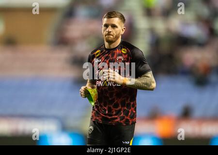 Wigan, Großbritannien. 25. März 2022. Marc Sneyd #7 von Salford Red Devils während des Warm-Up in Wigan, Großbritannien am 3/25/2022. (Foto von Simon Whitehead/News Images/Sipa USA) Quelle: SIPA USA/Alamy Live News Stockfoto