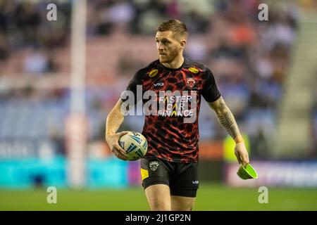 Wigan, Großbritannien. 25. März 2022. Marc Sneyd #7 von Salford Red Devils während des Warm-Up in Wigan, Großbritannien am 3/25/2022. (Foto von Simon Whitehead/News Images/Sipa USA) Quelle: SIPA USA/Alamy Live News Stockfoto