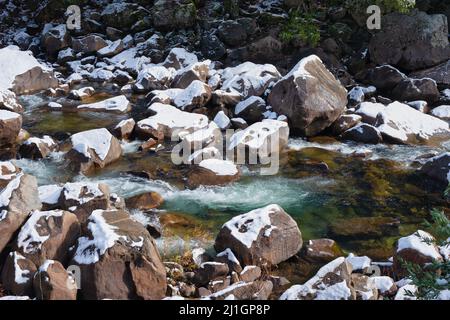 Felsen mit Schnee im Merced River, Yosemite National Park Stockfoto