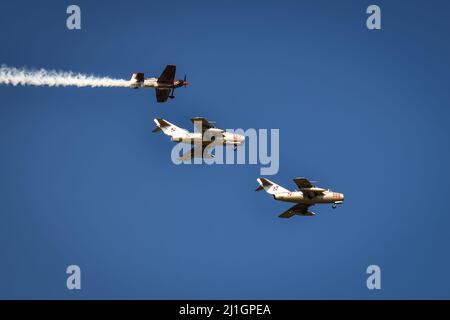 Gdynia, Polen - 22. August 2021: Flug von MIG-15 und XtremeAir XA-41 Flugzeugen auf der Aero Baltic Show in Gdynia, Polen. Stockfoto