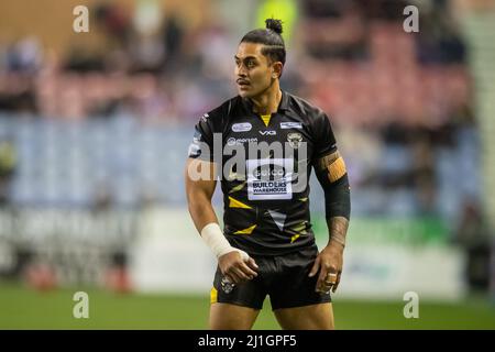 Wigan, Großbritannien. 25. März 2022. Tim Lafai #4 von Salford Red Devils während des Warm-Up in Wigan, Großbritannien am 3/25/2022. (Foto von Simon Whitehead/News Images/Sipa USA) Quelle: SIPA USA/Alamy Live News Stockfoto