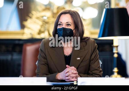 Washington DC, USA. 25. März 2022. US-Vizepräsidentin Kamala Harris spricht am 25. März 2022 im Eisenhower Executive Office Building in Washington, DC, USA, mit dem nationalen hispanischen Ausschuss der staatlichen Gesetzgeber. Quelle: Abaca Press/Alamy Live News Stockfoto