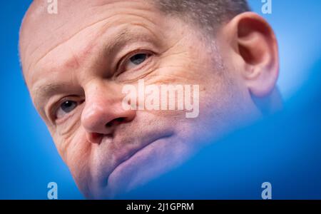 Brüssel, Belgien. 25. März 2022. 25. März 2022, Belgien, Brüssel: Bundeskanzler Olaf Scholz (SPD) nimmt an der Abschlusspressekonferenz nach dem EU-Gipfel Teil. Am Ende der Beratungen des Rates der Europäischen Union hatten die Staats- und Regierungschefs der EU unter anderem über die hohen Energiepreise diskutiert. Foto: Michael Kappeler/dpa Quelle: dpa picture Alliance/Alamy Live News Stockfoto