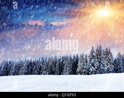 Majestätischer Sonnenuntergang in der nebligen Berglandschaft. Stockfoto