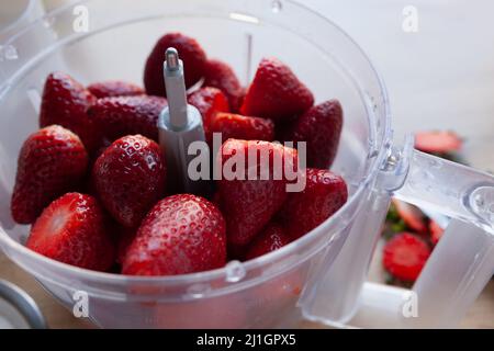 Frische, reife Erdbeeren im Mixerbehälter, gewaschen und bereit zum Mixen Stockfoto