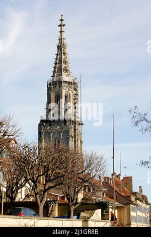 Bern, Schweiz - 22. Dezember 2015: Der Turm des Berner Münster. Sie ist mit 100,6 m die höchste Kathedrale der Schweiz und ist ein Cu Stockfoto