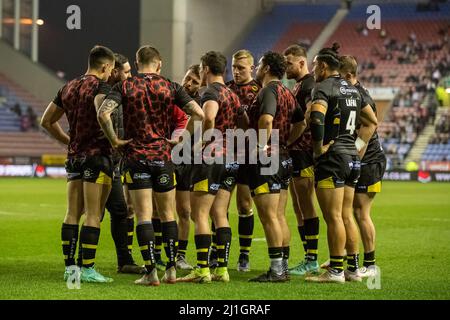 Wigan, Großbritannien. 25. März 2022. Die Spieler der Salford Red Devils bilden beim Warm-Up in Wigan, Großbritannien, am 3/25/2022 eine Huddle. (Foto von Simon Whitehead/News Images/Sipa USA) Quelle: SIPA USA/Alamy Live News Stockfoto