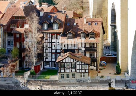 Bern, Schweiz - 26. Dezember 2015: Fachwerkhäuser im historischen Zentrum der Altstadt. Diese malerischen Häuser befinden sich neben dem NY Stockfoto