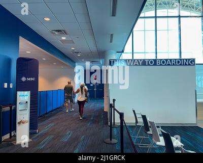 Orlando, FL USA - 10. Oktober 2021: Ein Schild, das diesen Weg zum Einstieg in das Schiff der MSC Cruise Lines in Port Canaveral, Florida, begibt. Stockfoto