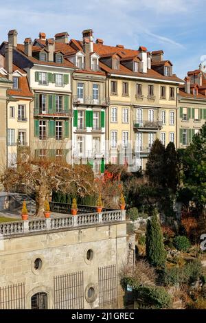 Bern, Schweiz - 22. Dezember 2015: Die äußeren Stadthäuser der mittelalterlichen Altstadt. Die Hauptstadt der Schweiz ist die viertbevölkerungsreichste Stadt Stockfoto