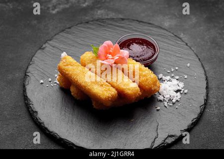 Nuggets mit Käse auf dunklem Hintergrund Stockfoto