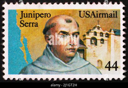 VEREINIGTE STAATEN von AMERIKA - UM 1985: Eine in den Vereinigten Staaten von Amerika gedruckte Briefmarke zeigt Fr. Junipero Serra, Missionar von Kalifornien und San Gabriel Stockfoto