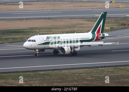 ISTANBUL, TÜRKEI – 15. SEPTEMBER 2021: Alitalia Airbus 319-112 (CN 1722) landet auf dem internationalen Flughafen Istanbul. Stockfoto