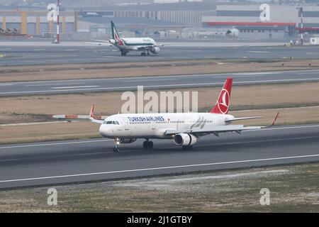 ISTANBUL, TÜRKEI - 15. SEPTEMBER 2021: Turkish Airlines Airbus 321-231 (CN 5633) landet auf dem Internationalen Flughafen Istanbul. Stockfoto