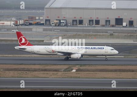 ISTANBUL, TÜRKEI - 15. SEPTEMBER 2021: Turkish Airlines Airbus 321-231 (CN 3429) landet auf dem Internationalen Flughafen Istanbul. Stockfoto