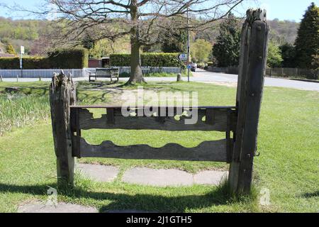 Original Stocks, Aldbury Village in Spring, Hertfordshire, England, UK Stockfoto