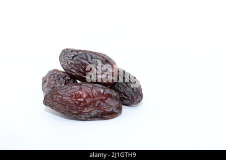 Frische Datteln isoliert auf weißem Hintergrund. Getrockneter medjool. Ramadan-Konzept Stockfoto