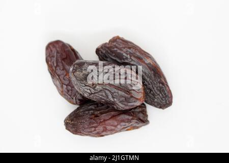 Frische Datteln isoliert auf weißem Hintergrund. Getrockneter medjool. Ramadan-Konzept Stockfoto