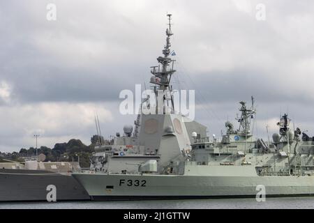 PLYMOUTH, DEVON, Großbritannien - 16. OKTOBER 2021 die NRP Corte-Real (F332) eine Fregatte der Vasco da Gama-Klasse, die von der portugiesischen Marine mit Sturmwolken betrieben wird Stockfoto