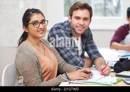 Er lernt schnell. Eine Aufnahme von drei Studenten der Universität. Stockfoto