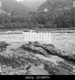 Morgenansicht am GOA Strand in Rishikesh Uttarakhand in der Nähe von Laxman Jhula, saubere Sicht auf den Ganga Fluss bei Rishikesh in der frühen Morgenzeit, World Stockfoto