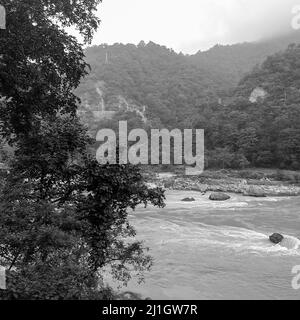 Morgenansicht am GOA Strand in Rishikesh Uttarakhand in der Nähe von Laxman Jhula, saubere Sicht auf den Ganga Fluss bei Rishikesh in der frühen Morgenzeit, World Stockfoto