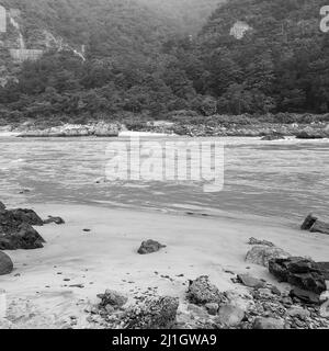 Morgenansicht am GOA Strand in Rishikesh Uttarakhand in der Nähe von Laxman Jhula, saubere Sicht auf den Ganga Fluss bei Rishikesh in der frühen Morgenzeit, World Stockfoto