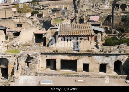 Das Haus des Edelsteins, Juwel des Archäologischen Parks von Herculaneum, berühmt für seine kostbaren Bodenmosaiken das Haus des Edelsteins hat seinen Namen von der Entdeckung eines Edelsteins mit dem Bild von Livia, das fälschlicherweise diesem Haus zugeschrieben wurde, Wenn es tatsächlich aus dem Haus des Granianus stammt, das einst Teil eines einzigen großen Domus war, der das Meer überragt und wahrscheinlich der Familie des Marcus Nonius Balbus gehörte, Und präsentiert im Triclinium eines der schönsten geometrischen Mosaike in Schwarz und Weiß im ganzen Herculaneum Stockfoto