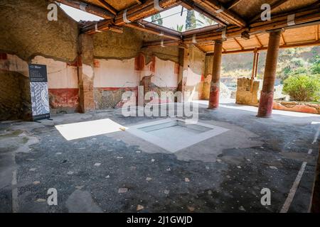 Das Haus des Edelsteins, Juwel des Archäologischen Parks von Herculaneum, berühmt für seine kostbaren Bodenmosaiken das Haus des Edelsteins hat seinen Namen von der Entdeckung eines Edelsteins mit dem Bild von Livia, das fälschlicherweise diesem Haus zugeschrieben wurde, Wenn es tatsächlich aus dem Haus des Granianus stammt, das einst Teil eines einzigen großen Domus war, der das Meer überragt und wahrscheinlich der Familie des Marcus Nonius Balbus gehörte, Und präsentiert im Triclinium eines der schönsten geometrischen Mosaike in Schwarz und Weiß im ganzen Herculaneum Stockfoto