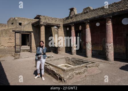 Ercolano, Italien. 25. März 2022. 25. März 2022, Ercolano, Italien: NEAPEL - 25. MÄRZ 2022 - Ein Teil des Domus das Haus des Reliefs von Telephos, im Archäologischen Park von Herculaneum, am 25. März 2022, während der Einweihung für die Öffentlichkeit des Hauses des Edelmeines, Dank der kürzlich erfolgten Restaurierung des Mosaikbodens dieser Domus wird der Rundgang durch die archäologische Stätte erweitert, mit der Wiederherstellung eines weiteren Teils des kulturellen Erbes der antiken römischen Stadt. Das Haus des Edelsteins, das Juwel des Archäologischen Parks von Herculaneum, berühmt für sein kostbares Mosaik Stockfoto