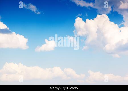 Flauschigen weißen Wolken im blauen Himmel Stockfoto