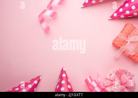 Accessoires für Mädchen auf einem rosa Hintergrund. Einladung, Geburtstag, Mädchenparty, Baby-Dusche-Konzept, Feier. Banner für Schriftzug, Geburtstag ann Stockfoto
