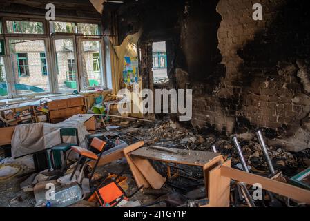 Charkiw, Ukraine. 25. März 2022. Ein zerstörter Klassenraum in einem Kindergarten, der von einem russischen Luftangriff in Charkiw angegriffen wurde. Kredit: ZUMA Press, Inc./Alamy Live Nachrichten Stockfoto